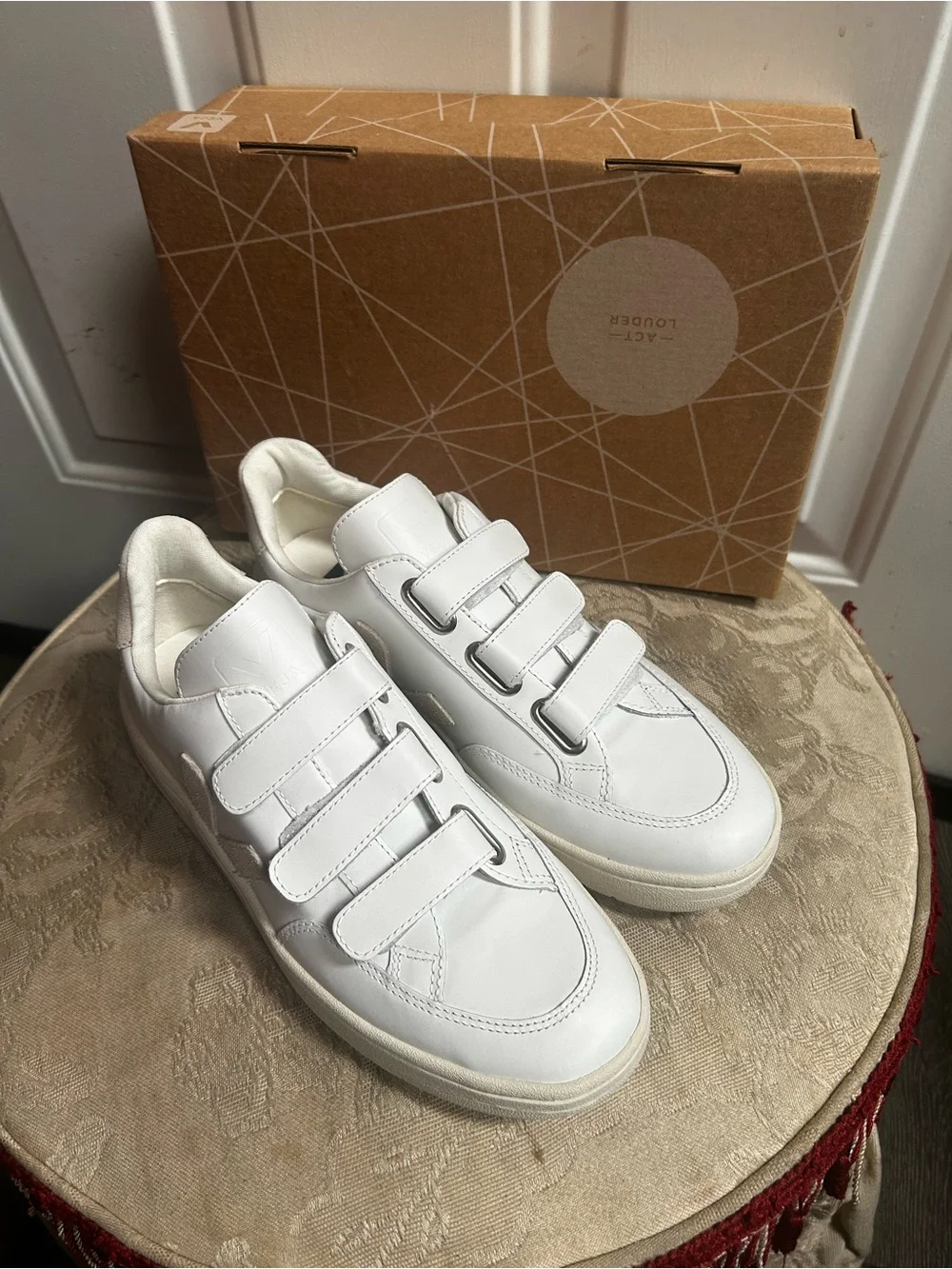 Veja clean white